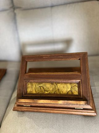 2 Atril de madera noble con detalle dorado