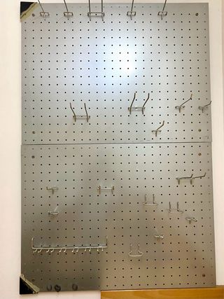 Panel metálico con ganchos para herramientas