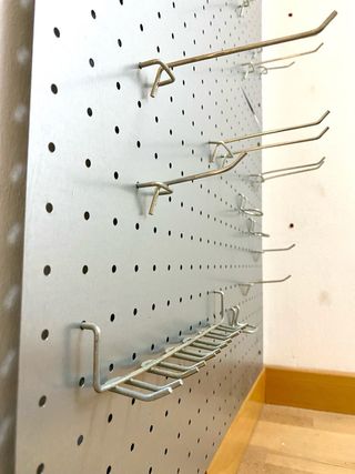 Panel metálico con ganchos para herramientas