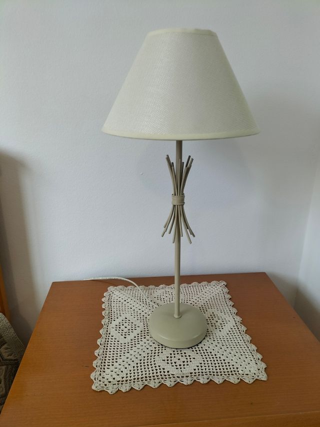 Lámpara de mesa beige metal y tela