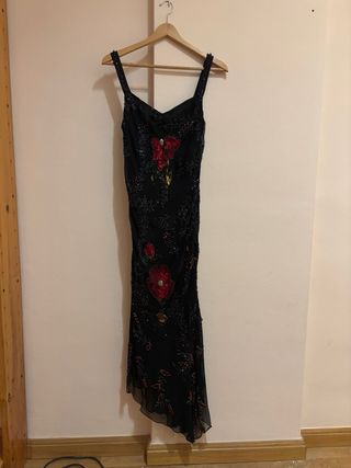 Vestido de fiesta negro con flores rojas