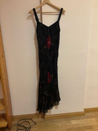 Vestido de fiesta negro con flores rojas