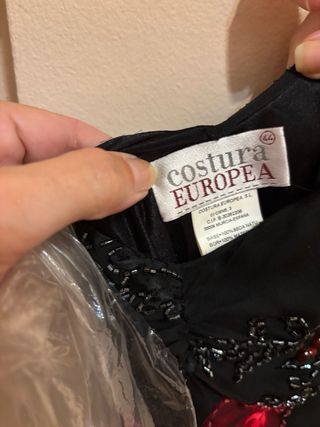 Vestido de fiesta negro con flores rojas