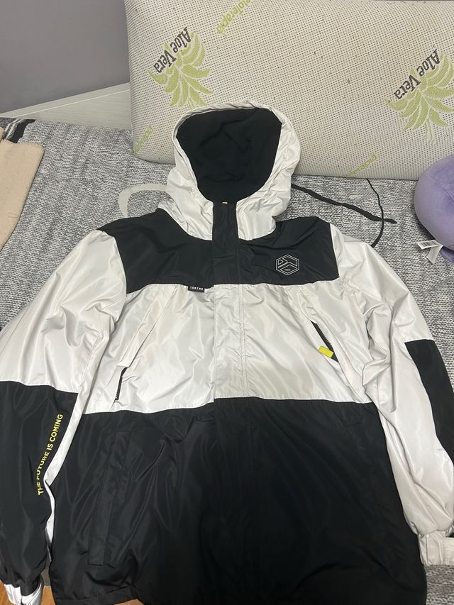 Chaqueta Cortavientos Negra y Blanca