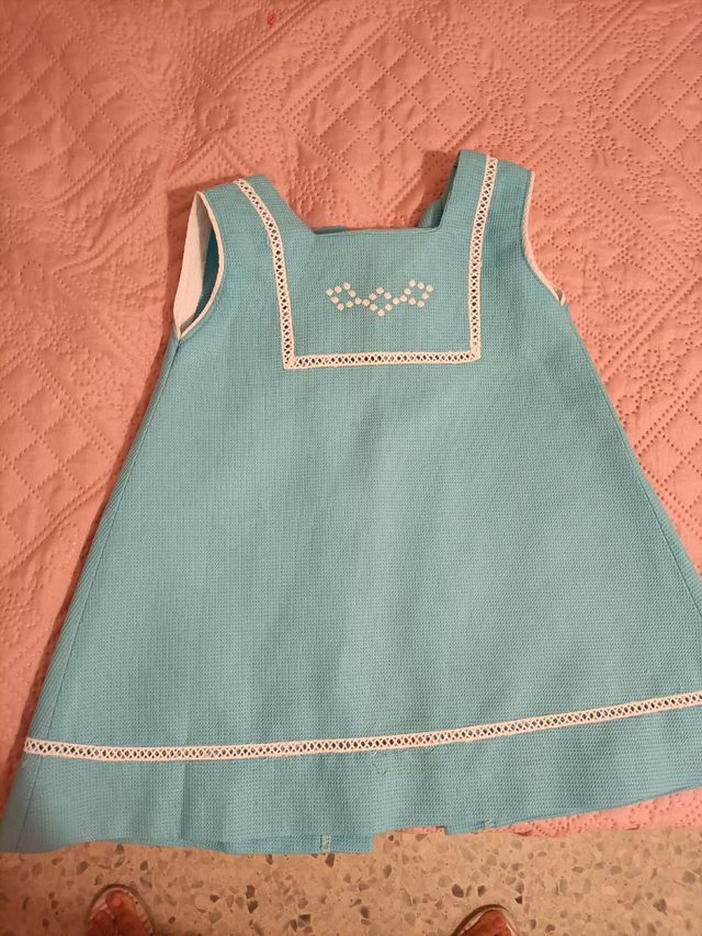 Vestido azul con detalles blancos