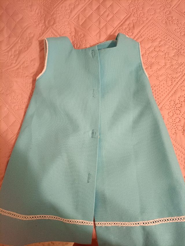 Vestido azul con detalles blancos