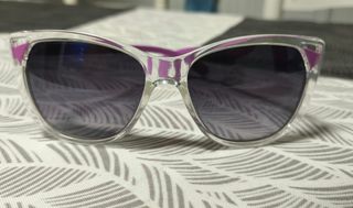 Óculos de Sol com Detalhes Roxos