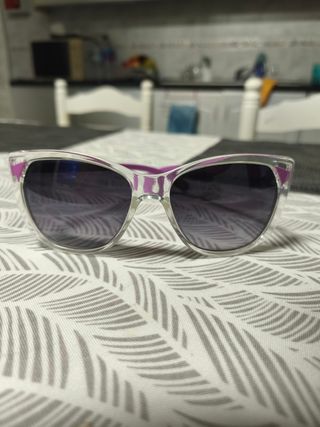 Óculos de Sol com Detalhes Roxos