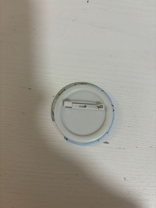 Broche redondo con dibujos animados