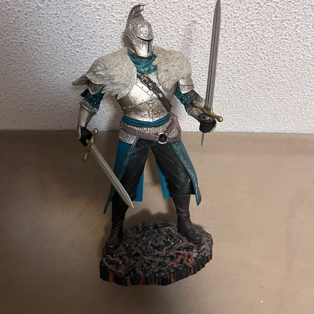 Statuetta Knight Armor Swords