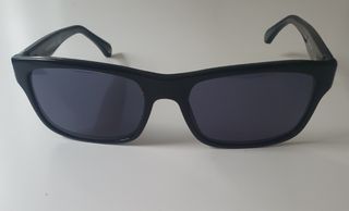 Gafas de sol Armani negras y cristal gris oscuro. 
