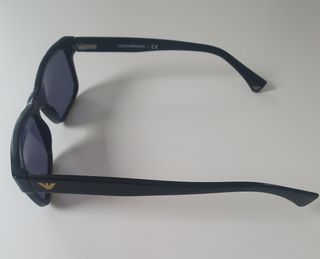 Gafas de sol Armani negras y cristal gris oscuro. 