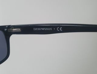 Gafas de sol Armani negras y cristal gris oscuro. 