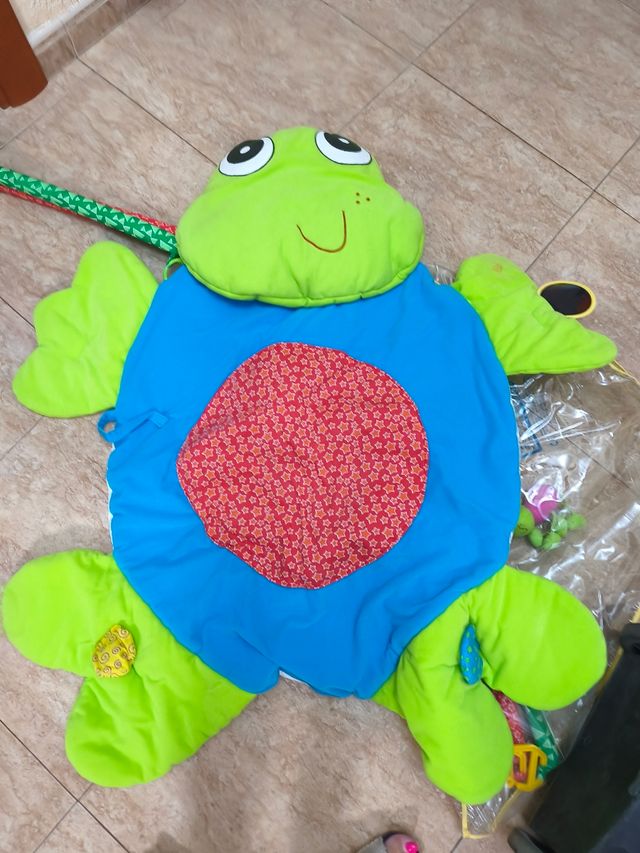 Gimnasio para bebé con diseño de rana