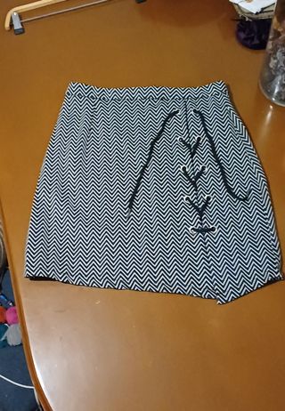 FALDA CORTA OTOÑO-INVIERNO CON CORDÓN LATERAL.