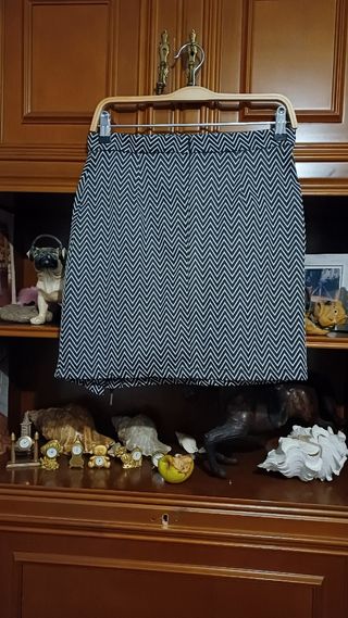 FALDA CORTA OTOÑO-INVIERNO CON CORDÓN LATERAL.