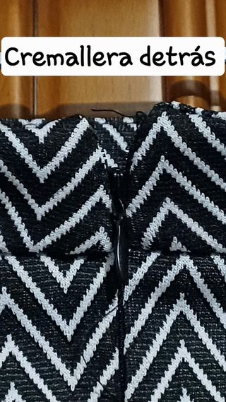 FALDA CORTA OTOÑO-INVIERNO CON CORDÓN LATERAL.