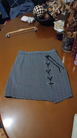 FALDA CORTA OTOÑO-INVIERNO CON CORDÓN LATERAL.