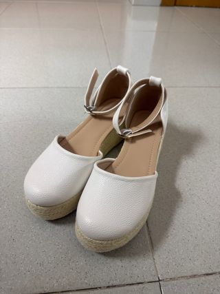 Sandalias blancas cuña esparto,
