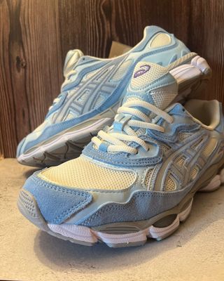 Zapatos ASICS Azules y Blancos