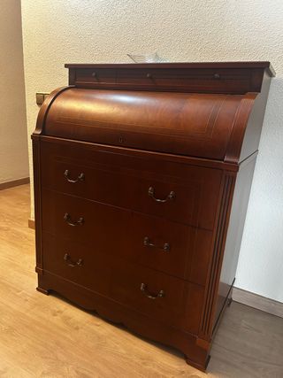Mueble de madera con escritorio abatible