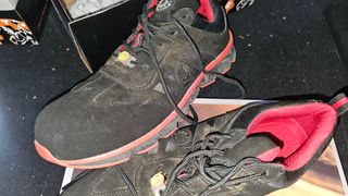 Botas de seguridad negras y rojas talla 45