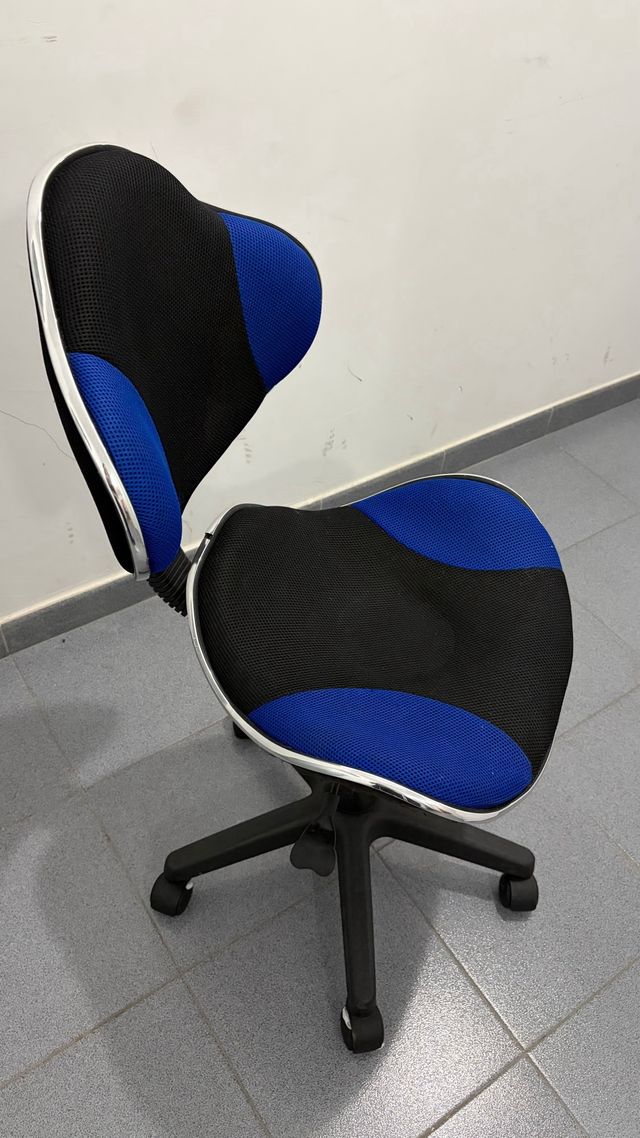 Silla de escritorio azul y negra