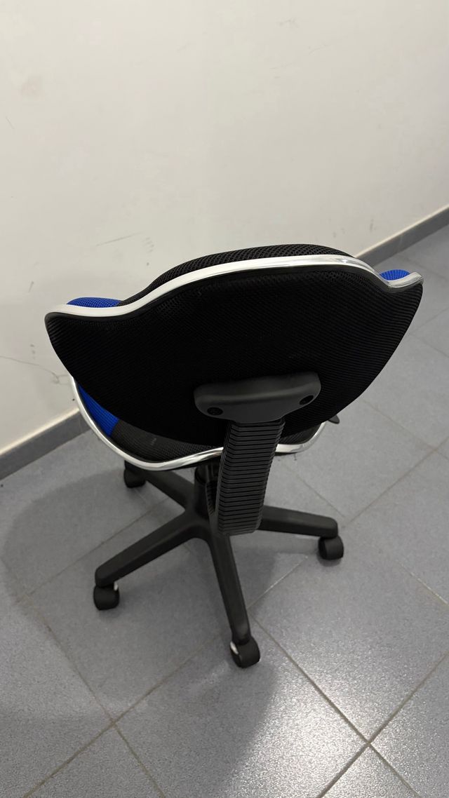 Silla de escritorio azul y negra