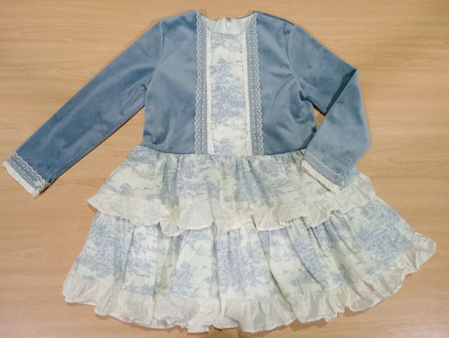 Vestido azul con volantes y estampado