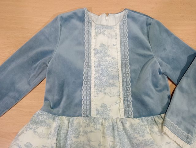 Vestido azul con volantes y estampado