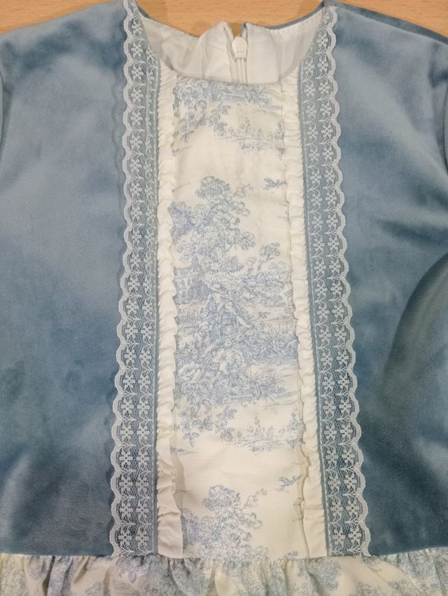 Vestido azul con volantes y estampado