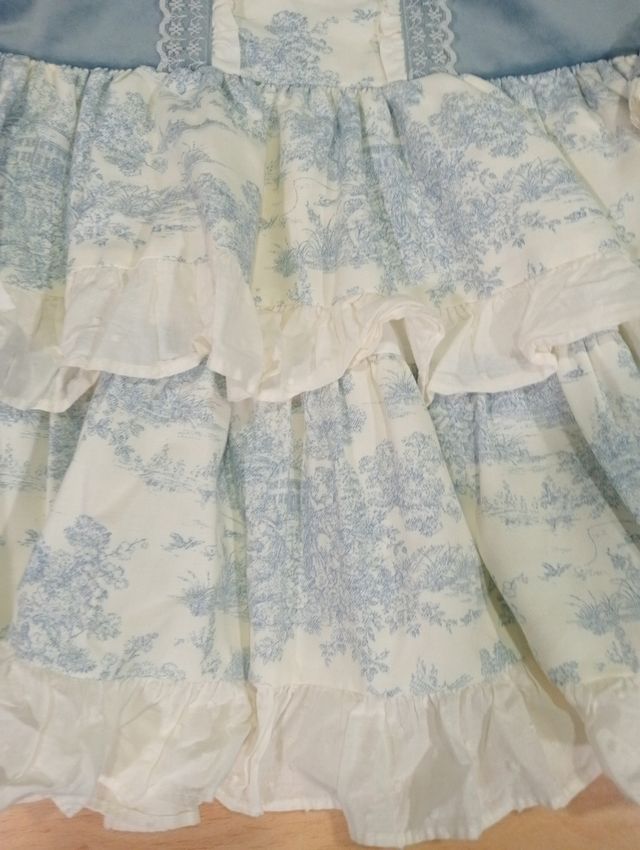 Vestido azul con volantes y estampado