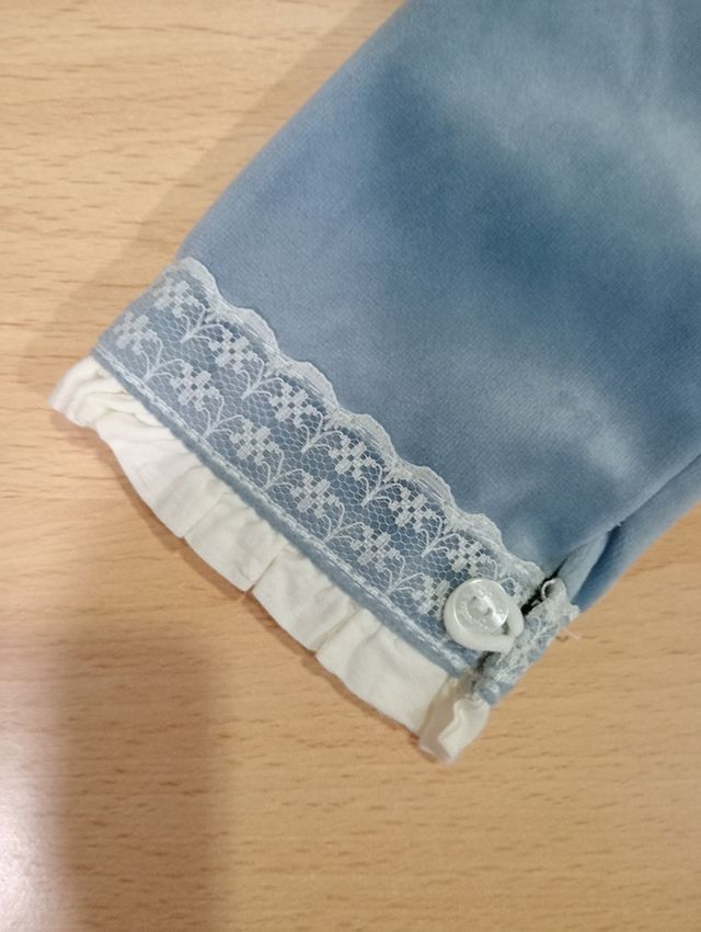 Vestido azul con volantes y estampado