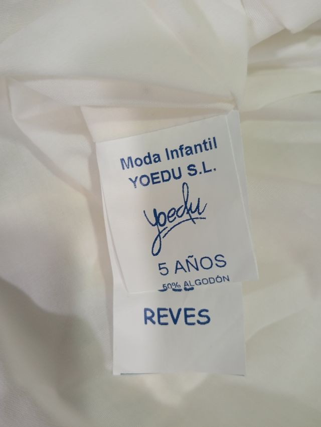 Vestido azul con volantes y estampado