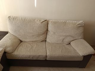 Sofás de tela beige y polipiel marrón.