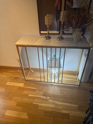 Recibidor blanco y dorado con mármol 100x30x79