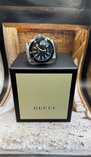 Reloj Gucci Dive Hombre Negro y Dorado