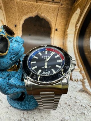 Reloj Gucci Dive Hombre Negro y Dorado