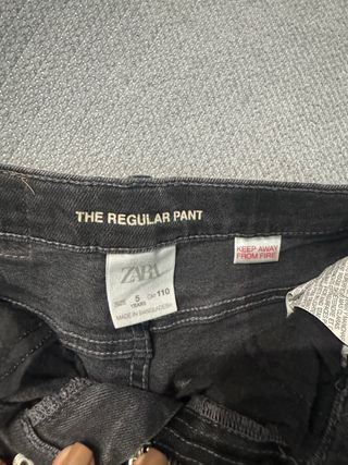 Calças de ganga pretas da Zara. Tamanho 5 anos 