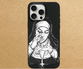 Funda móvil diseño monja fumando