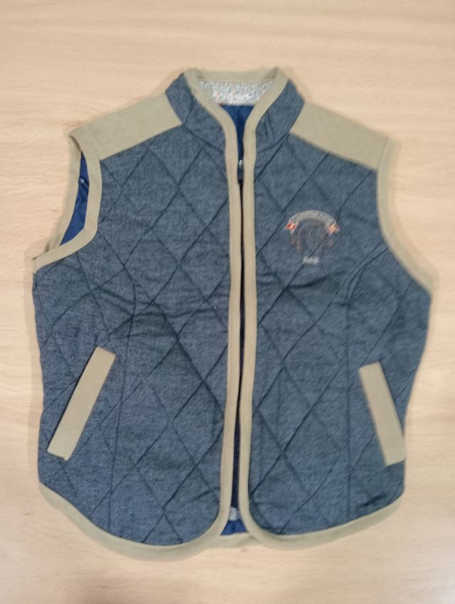 Chaleco acolchado azul con detalles beige B&K