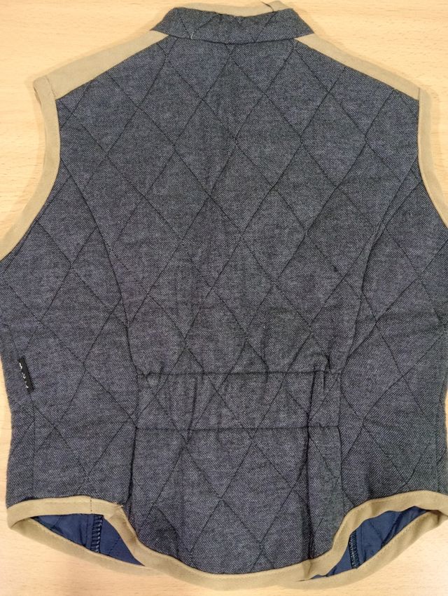 Chaleco acolchado azul con detalles beige B&K