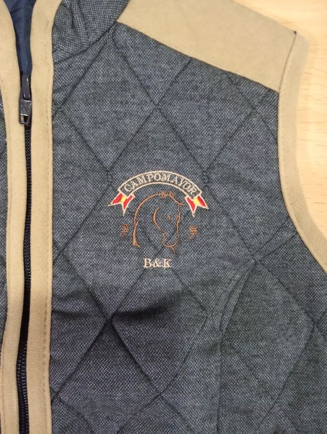 Chaleco acolchado azul con detalles beige B&K