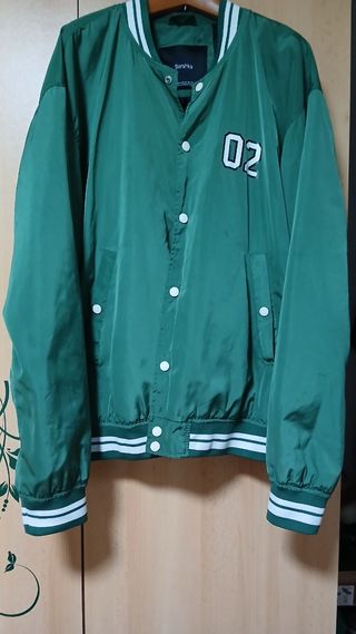 Bomber Bershka verde y blanco
