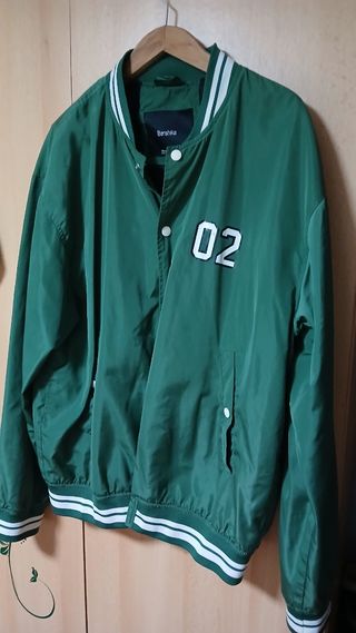 Bomber Bershka verde y blanco
