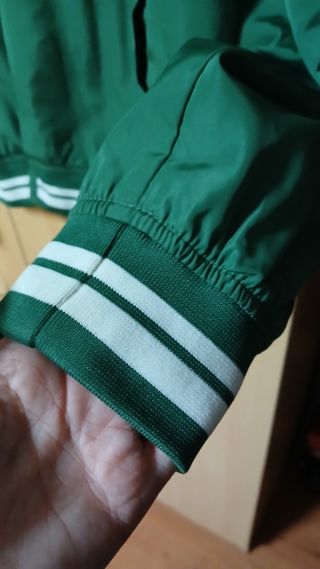 Bomber Bershka verde y blanco