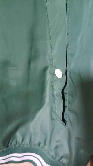 Bomber Bershka verde y blanco