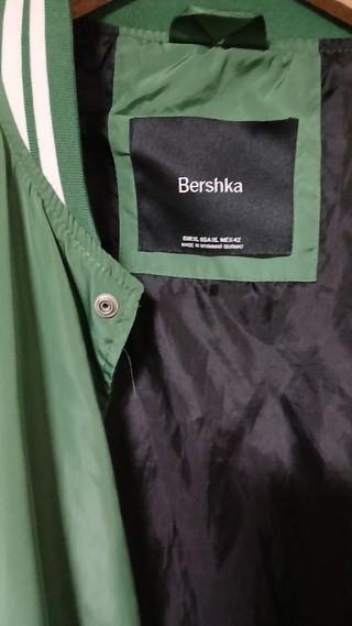 Bomber Bershka verde y blanco