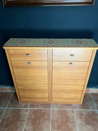 Recibidor de madera con tela decorativa