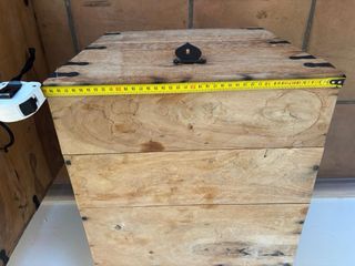 Cajas de madera con herrajes metálicos